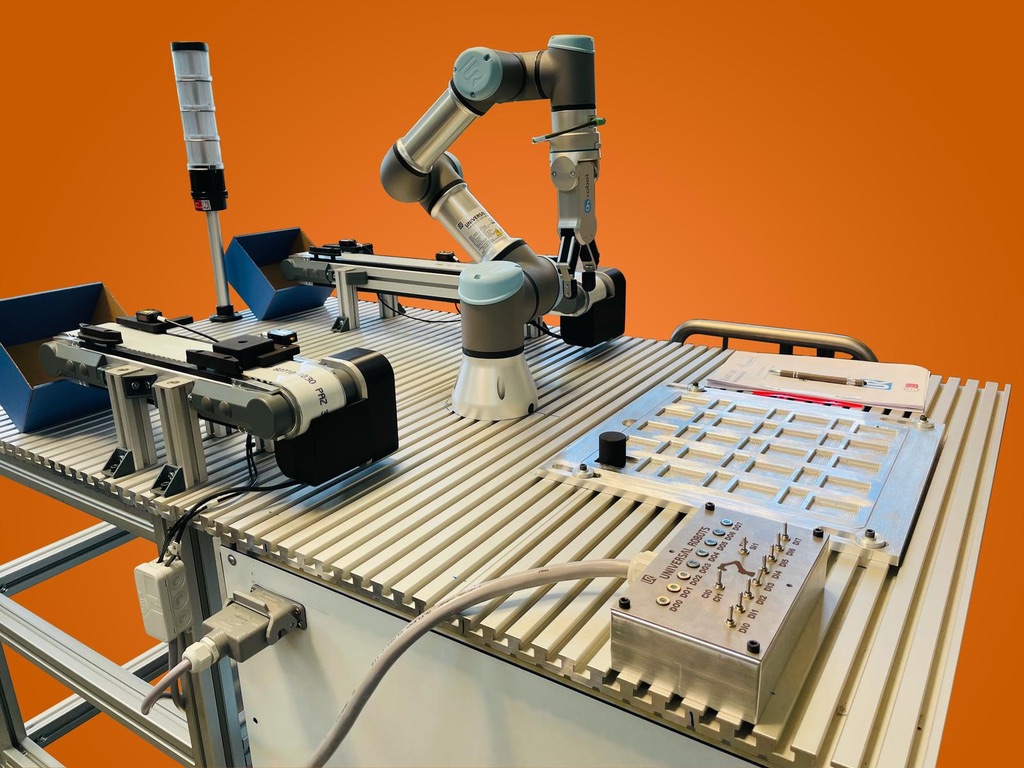 Ein Kursteilnehmer der Qualifizierung Industrie 4.0-CoBot